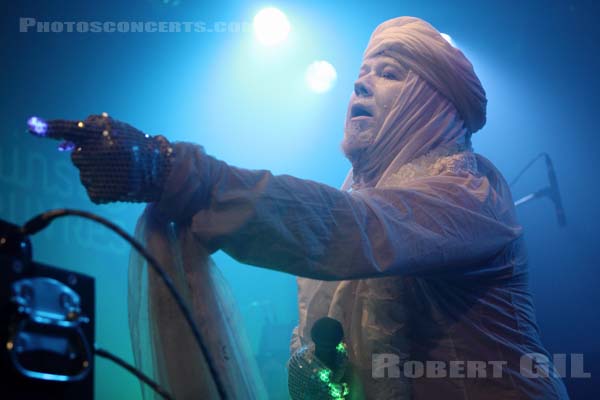 MASTER MUSICIANS OF BUKKAKE - 2011-04-18 - SAINT OUEN - Mains d'Oeuvres - 